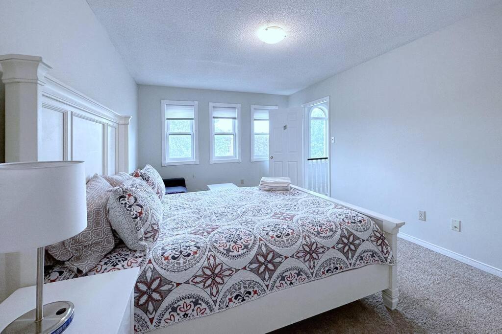 Villa Neighborhood Friendly House In Barrie! Extérieur photo