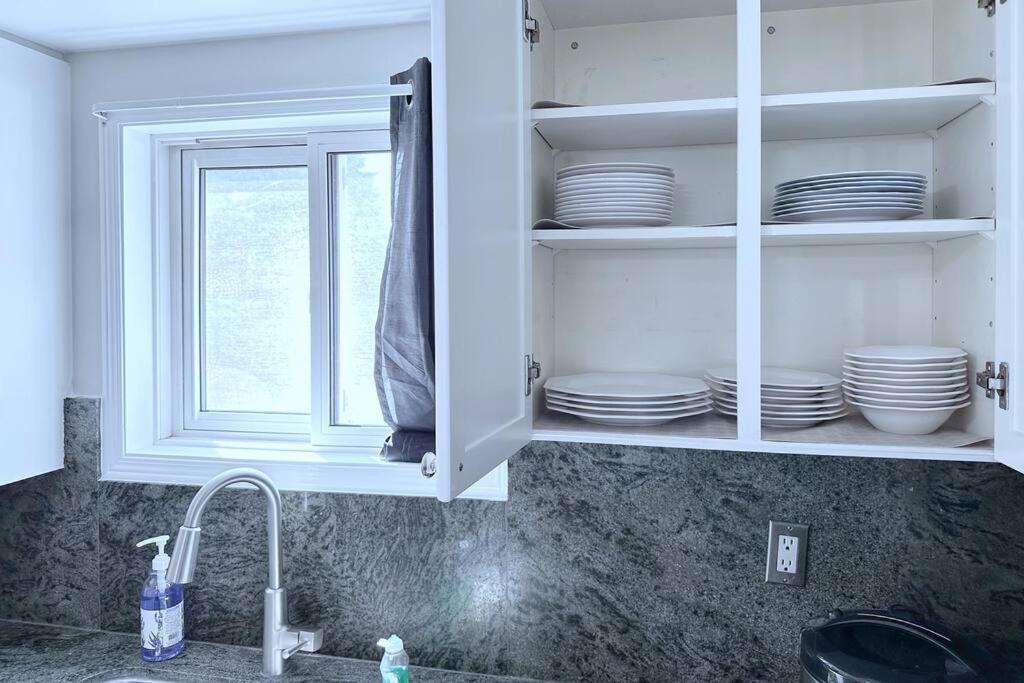 Villa Neighborhood Friendly House In Barrie! Extérieur photo