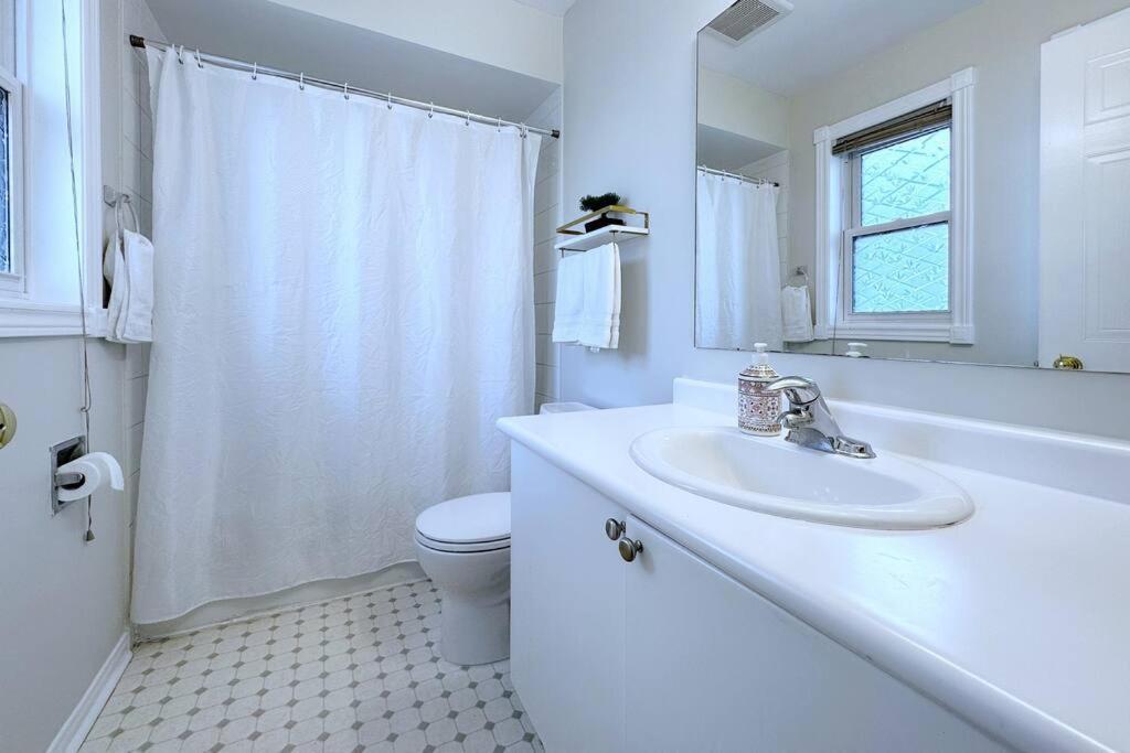 Villa Neighborhood Friendly House In Barrie! Extérieur photo