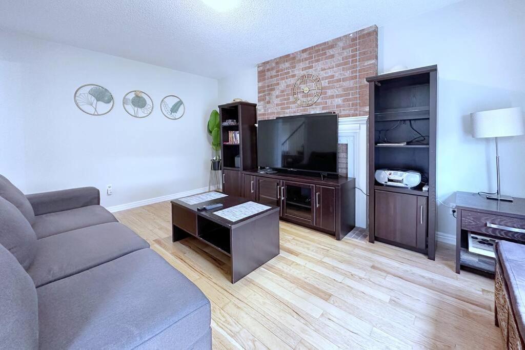Villa Neighborhood Friendly House In Barrie! Extérieur photo