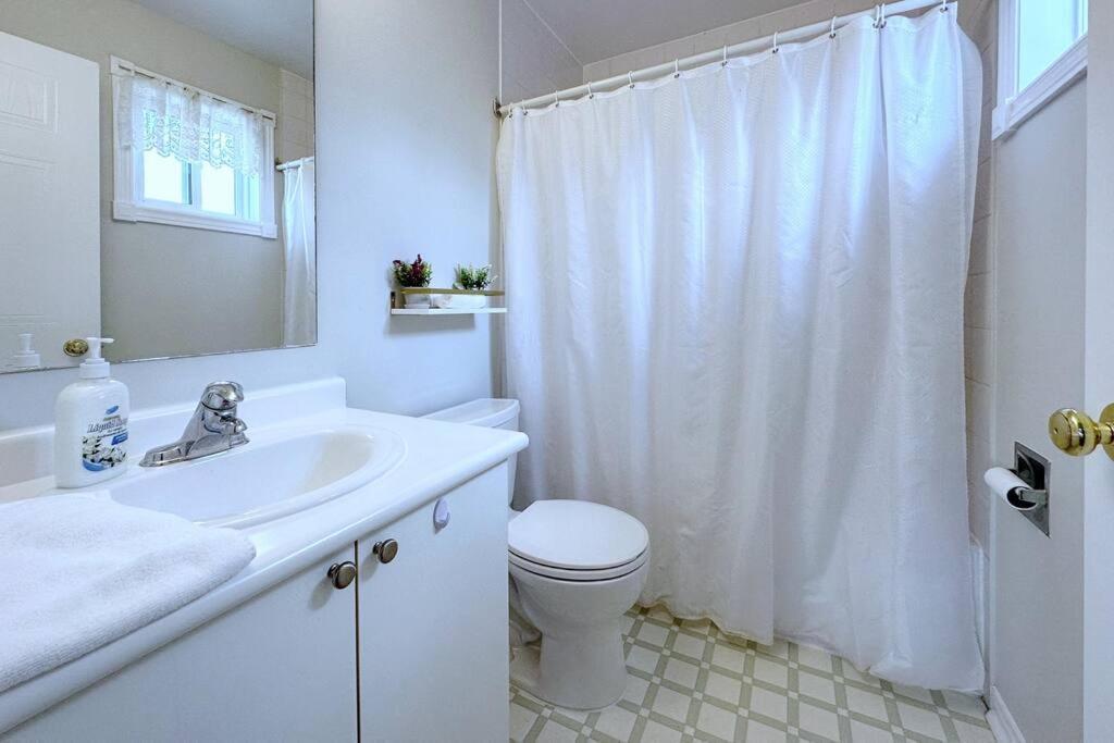 Villa Neighborhood Friendly House In Barrie! Extérieur photo