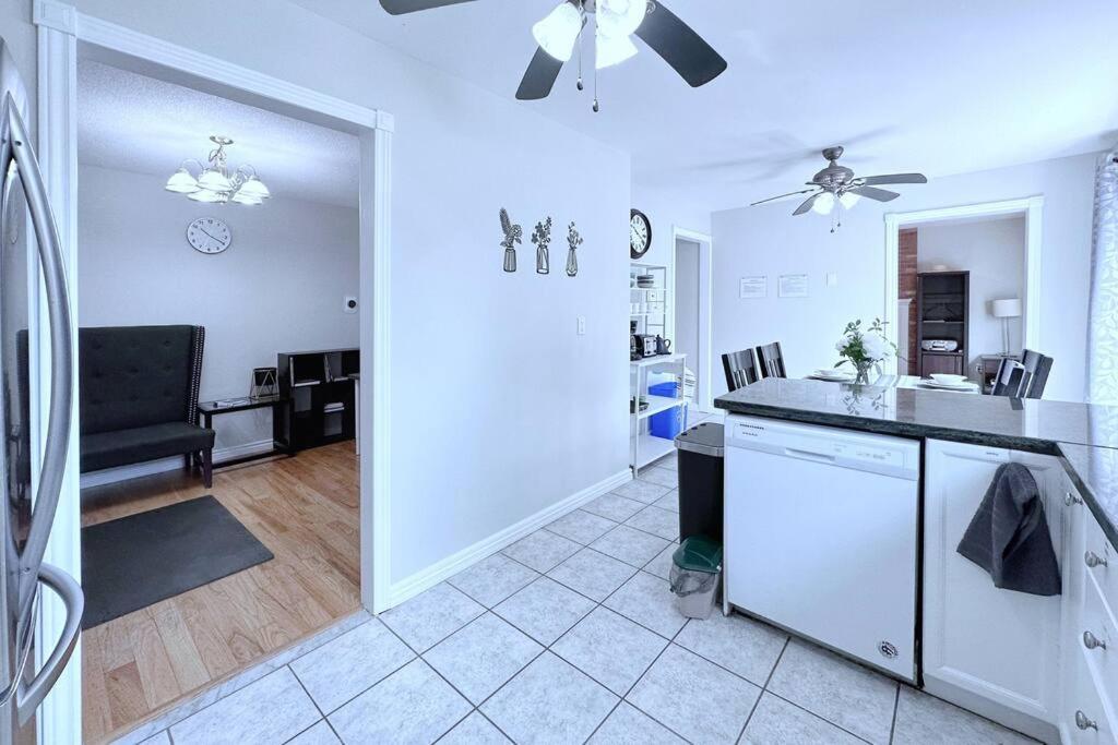 Villa Neighborhood Friendly House In Barrie! Extérieur photo