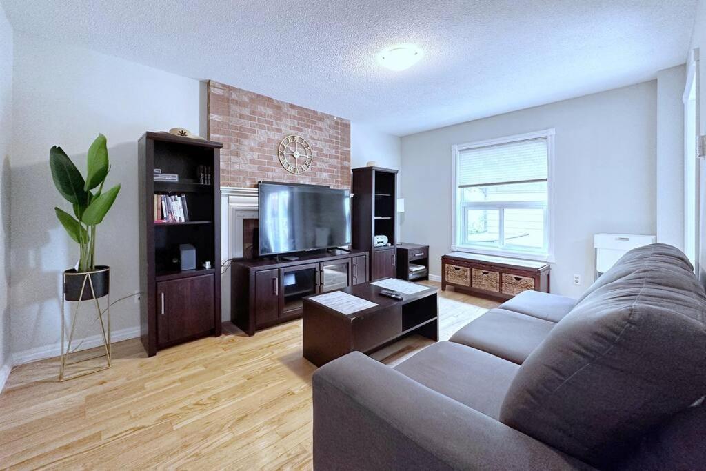 Villa Neighborhood Friendly House In Barrie! Extérieur photo