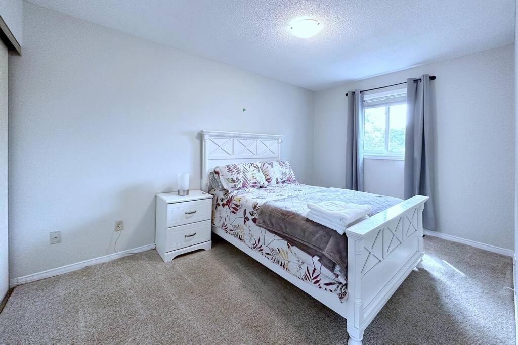 Villa Neighborhood Friendly House In Barrie! Extérieur photo