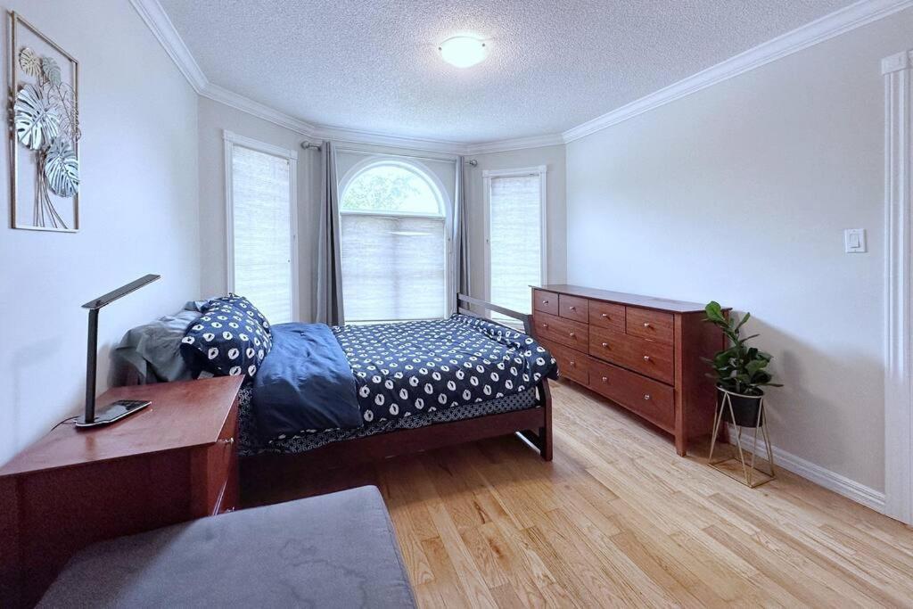 Villa Neighborhood Friendly House In Barrie! Extérieur photo