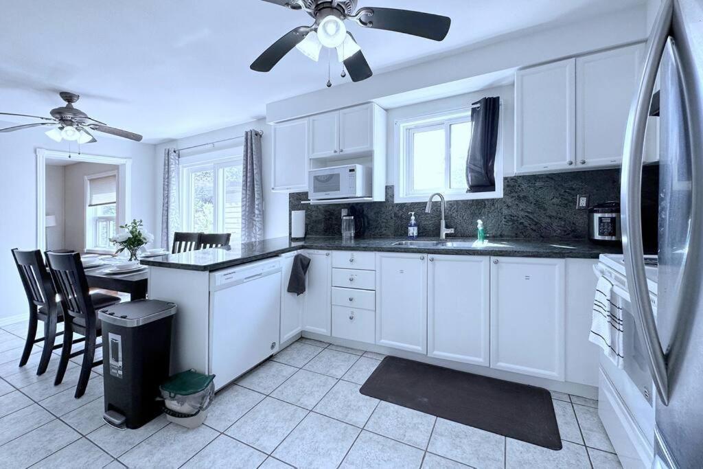Villa Neighborhood Friendly House In Barrie! Extérieur photo