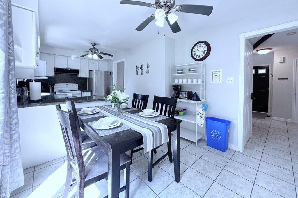 Villa Neighborhood Friendly House In Barrie! Extérieur photo