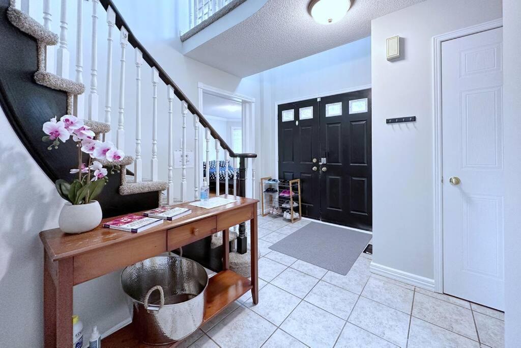 Villa Neighborhood Friendly House In Barrie! Extérieur photo