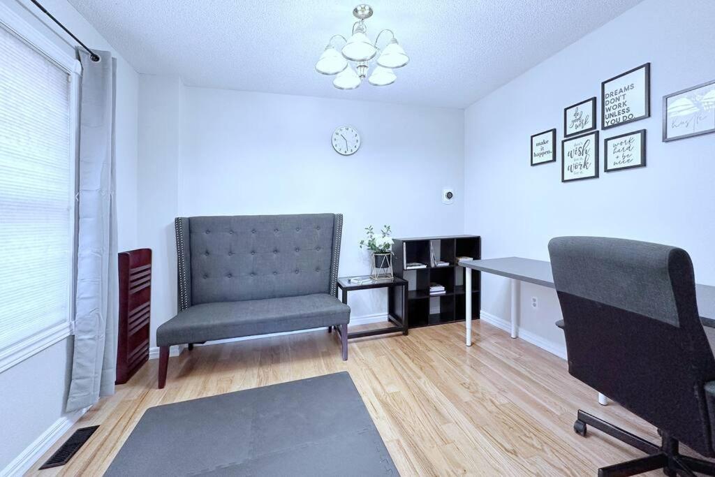 Villa Neighborhood Friendly House In Barrie! Extérieur photo