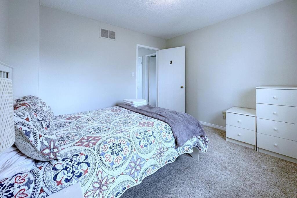 Villa Neighborhood Friendly House In Barrie! Extérieur photo