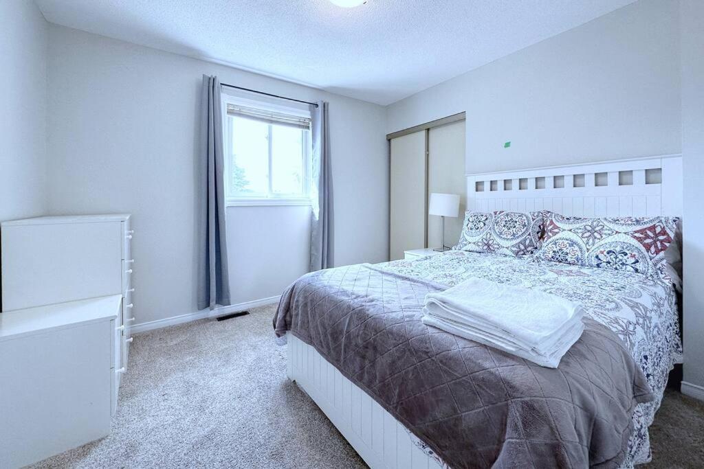 Villa Neighborhood Friendly House In Barrie! Extérieur photo