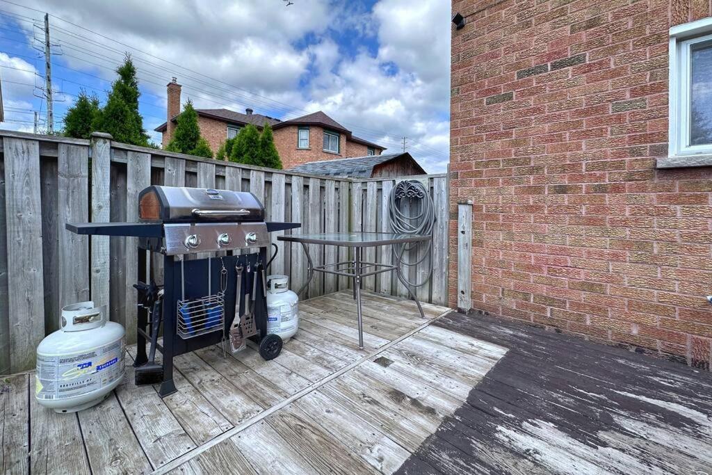 Villa Neighborhood Friendly House In Barrie! Extérieur photo