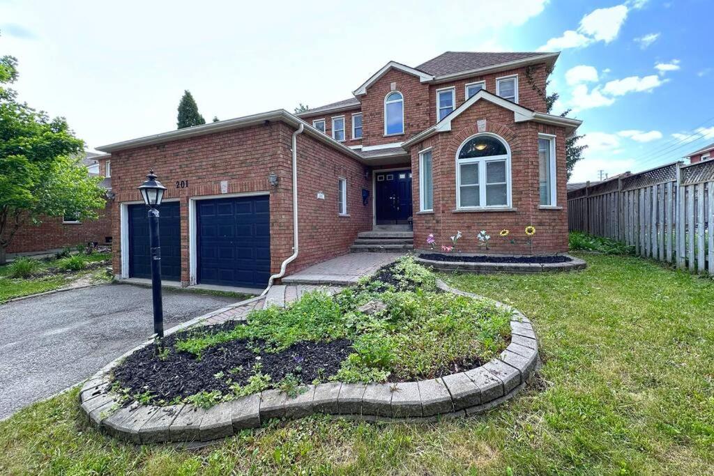 Villa Neighborhood Friendly House In Barrie! Extérieur photo