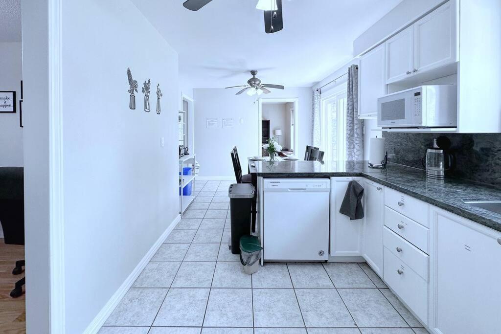Villa Neighborhood Friendly House In Barrie! Extérieur photo